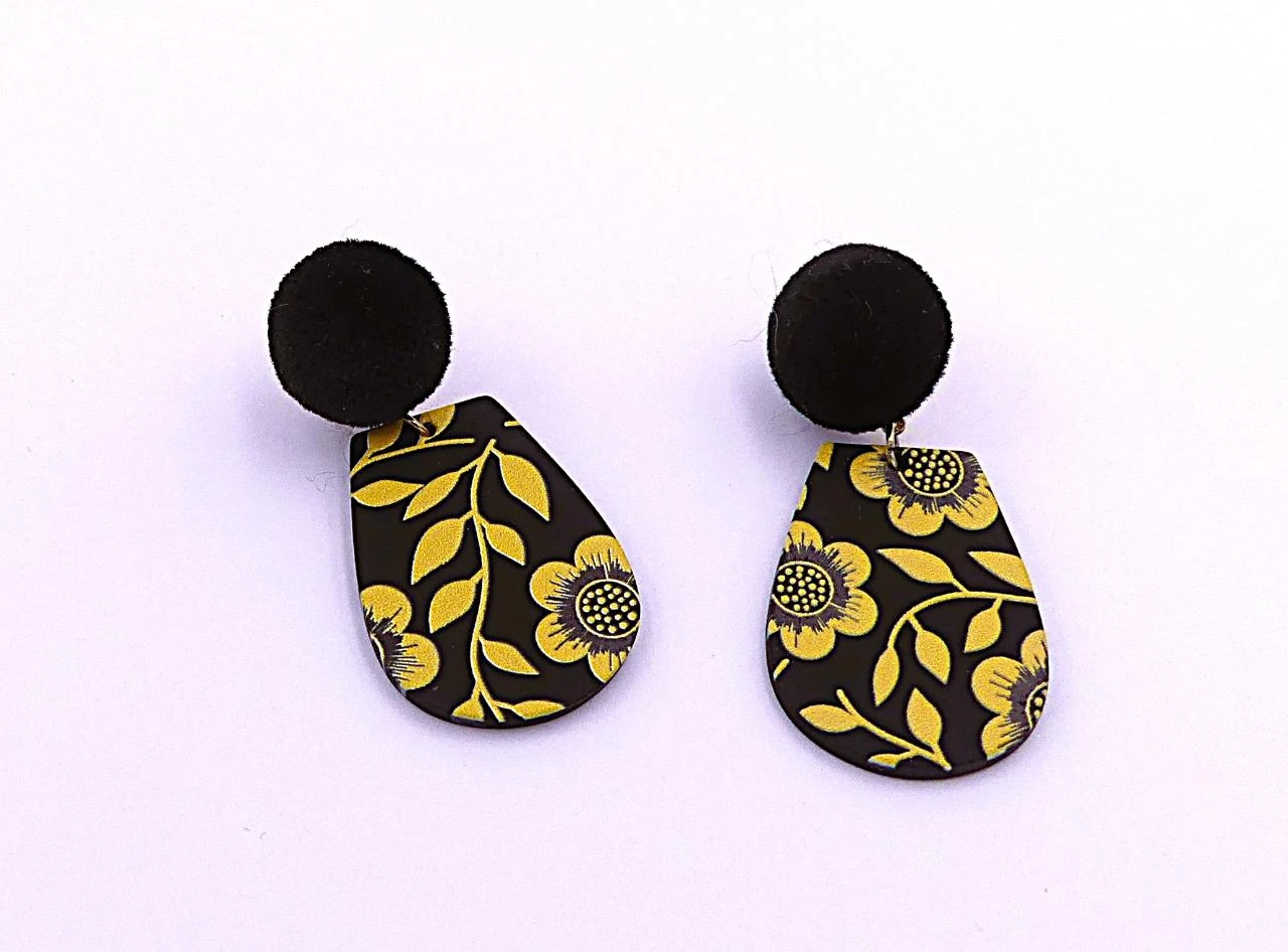 Boucles d'oreilles acrylique peint, fermoirs "fourrure" noirs avec poussoirs
